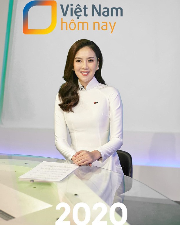 BTV Mai Ngọc tái hiện hình ảnh các MC thời sự VTV qua các thời kỳ. Ảnh: FBNV.