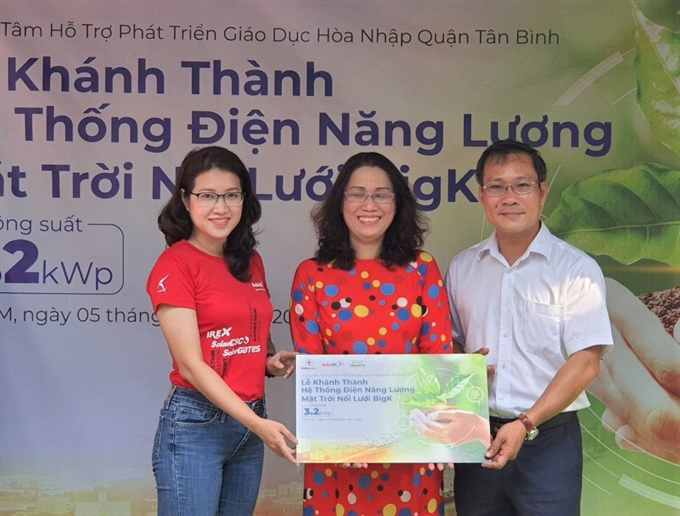 Ông Bùi Trung Kiên, Phó Tổng giám đốc EVNHCMC cùng đại diện SlolarBK (bên trái) trao tặng biều trưng hệ thống điện mặt trời cho Hiệu trưởng Trung tâm hỗ trợ phát triển giáo dục hòa nhập Tân Bình. Ảnh Nam Dương Ông Bùi Trung Kiên, Phó Tổng giám đốc EVNHCMC cùng đại diện SlolarBK (bên trái) trao tặng biều trưng hệ thống điện mặt trời cho Hiệu trưởng Trung tâm hỗ trợ phát triển giáo dục hòa nhập Tân Bình. Ảnh Nam Dương
