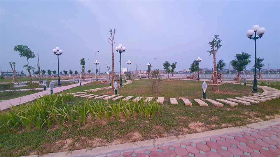 Công viên nội khu với vườn hoa, thảm cỏ, hệ thống đèn chiếu sáng đã lộ rõ hình hài