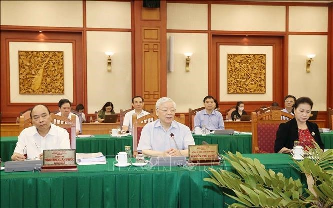 The Politburo collective, chaired by the Secretary General, State President Nguyen Phu Trong, worked with the Standing Committee of the Ho Chi Minh City Party Committee.