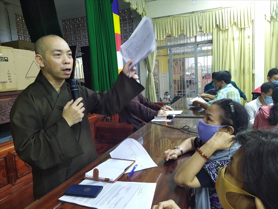 Thượng tọa Thích Quang Thạnh (Chịu trách nhiệm điều hành Chùa Kỳ Quang 2) hướng dẫn người dân thực hiện phiếu kê khai. Ảnh: Anh Tú