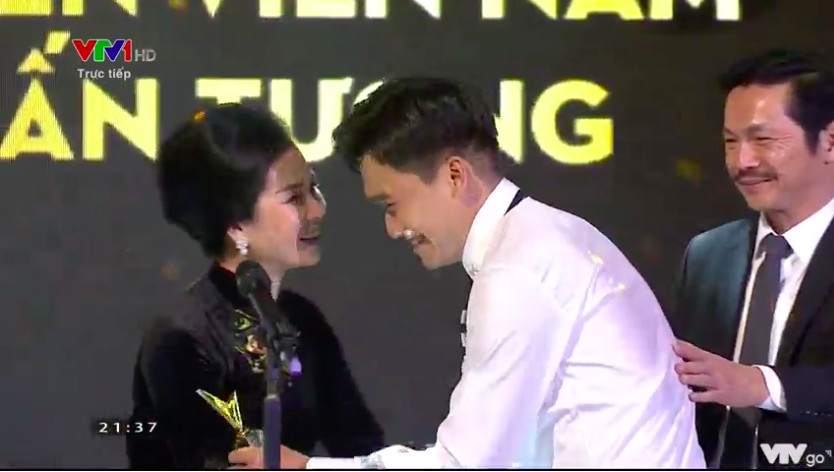 Xuân Nghị suýt bật khóc trên sân khấu nhận giải thưởng cao quý. Ảnh: CMH.