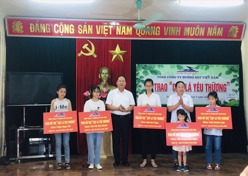 Hỗ trợ từ “Cặp lá yêu thương” giúp các con vững bước tới trường. Ảnh: CĐ ĐS