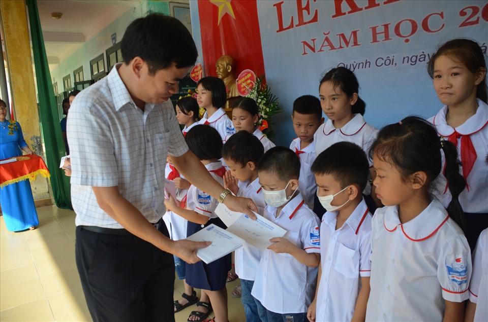 Đồng chí Bùi Xuân Vinh - Tỉnh ủy viên, Chủ tịch LĐLĐ tỉnh trao quà cho các cháu học sinh Trường tiểu học thị trấn Quỳnh Côi, huyện Quỳnh Phụ nhân dịp ngày khai giảng. Ảnh: Bá Mạnh