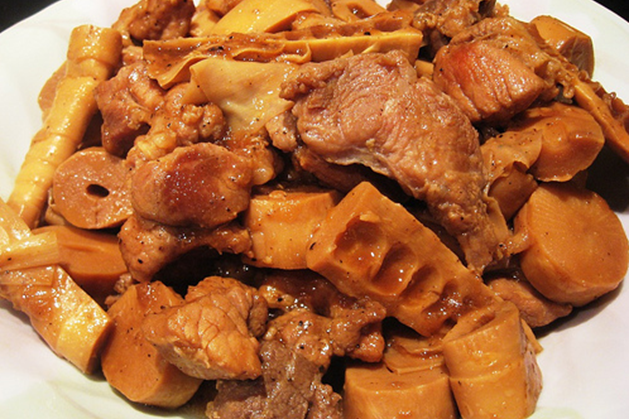 Thịt kho măng khô ngon giòn và béo vị thịt sẽ là món hấp dẫn cho bữa ăn gia đình ngày cuối tuần. Ảnh: Tuấn Đạt.