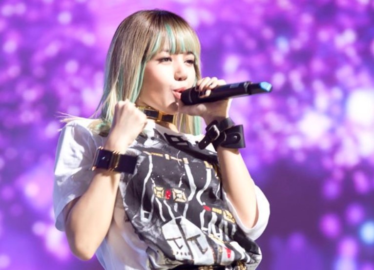 Lisa - Blackpink ra mắt với kiểu tóc dài, mái bằng màu Pastel ấn tượng. Ảnh nguồn: Mnet.