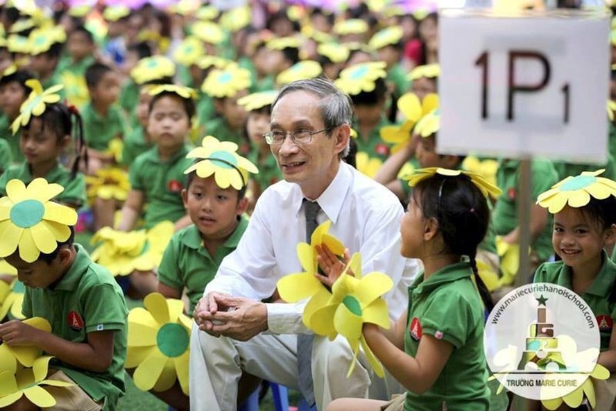 Hình ảnh của thầy Nguyễn Xuân Khang cạnh những học trò nhỏ - Ảnh: Marie Curie Hanoi School