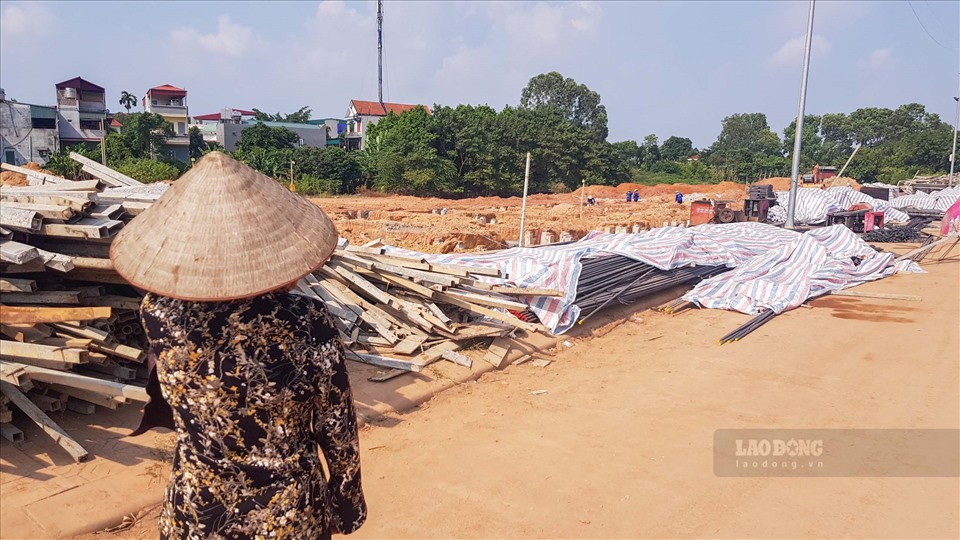 Bà Đỗ Thị Thịnh (phường Đống Đa) cho biết: “Tháng 6.2020, Công ty Sông Hồng Hoàng Gia đã đổ đất và đóng cọc lên phần diện tích đất chưa bồi thường của tôi, để thực hiện dự án, khiến chúng tôi không thể canh tác được. Đây là hành vi cố ý hủy hoại tài sản, cản trở quyền của người sử dụng đất hợp pháp, vi phạm các quy định của pháp luật