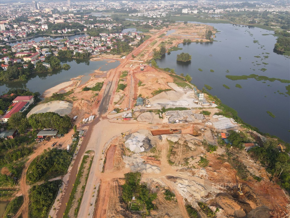 Những ngày qua, dư luận ở thành phố Vĩnh Yên, tỉnh Vĩnh Phúc bức xúc trước tình trạng một số doanh nghiệp “đua nhau” làm khu đô thị ở Bắc Đầm Vạc và khu vực lân cận, rồi chia lô bán nền, khiến diện tích Đầm Vạc và các hồ lân cận ngày càng bị thu nhỏ, phá vỡ cảnh quan môi trường sinh thái.