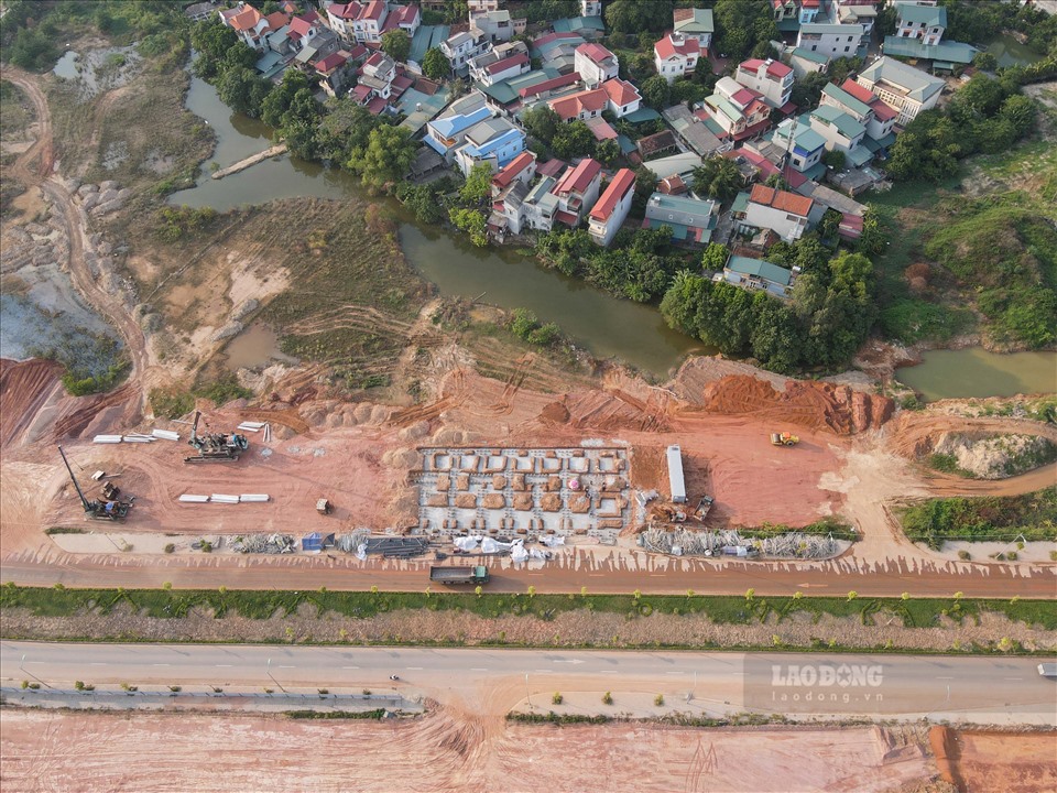 Ông Trường (phường Đống Đa, thành phố Vĩnh Yên, tỉnh Vĩnh Phúc) cho hay, những gầu đất đá từ máy xúc, xe ủi chuyên dụng như muốn “nuốt chửng” từng mét Đầm Vạc và một số hồ lân cận.