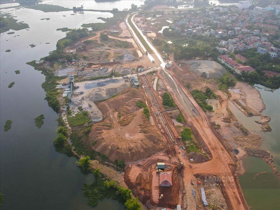Nhìn từ trên cao, nhiều người đặt nghi vấn “liệu Đầm Vạc có bị lấn chiếm” khi từng gầu đất đang liên tục đổ ra phần mặt nước.