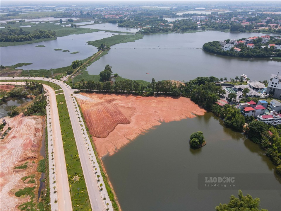 Về vấn đề này, trao đổi với Lao Động, ông Tạ Đức Cường – Phó tổng giám đốc Công ty cổ phần Sông Hồng Hoàng Gia thừa nhận có việc lấp đất lên “diện tích mặt nước” mà người dân cho rằng đó là hồ Bờ Trang. Song, ông Cường khẳng định, đây không phải Đầm Vạc mà là diện tích đất canh tác của người dân địa phương, chủ đầu tư thu hồi đất khi hoàn thành nghĩa vụ bồi thường cho người dân.