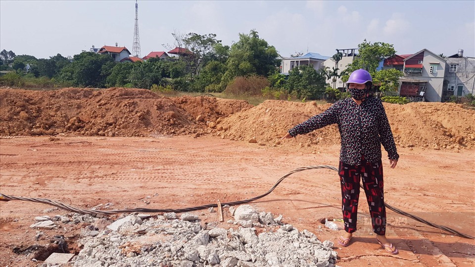 Bên cạnh đó, người dân còn cho biết, hơn 1.000m2 đất nông nghiệp chưa nhận tiền đền bù, chưa bàn giao mặt bằng, nhưng đã bị chủ đầu tư là Công ty cổ phần Sông Hồng Hoàng Gia san lấp, hư hỏng hoàn toàn thành quả lao động trên đất, để làm dự án khu đô thị sinh thái Bắc Đầm Vạc; điều này khiến người dân rất bức xúc.