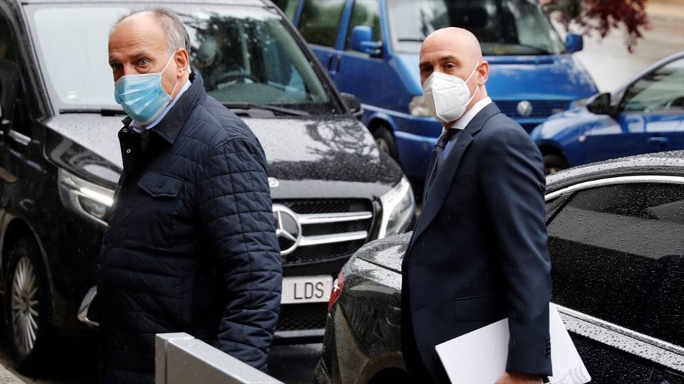 Chủ tịch La Liga, Javier Tebas (trái) và Chủ tịch RFEF, Luis Rubiales. Ảnh: Marca