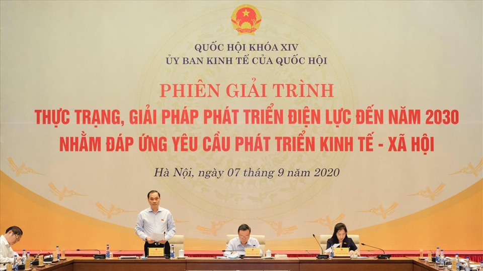 Phiên giải trình về giải pháp phát triển điện lực. Ảnh: C.ngô