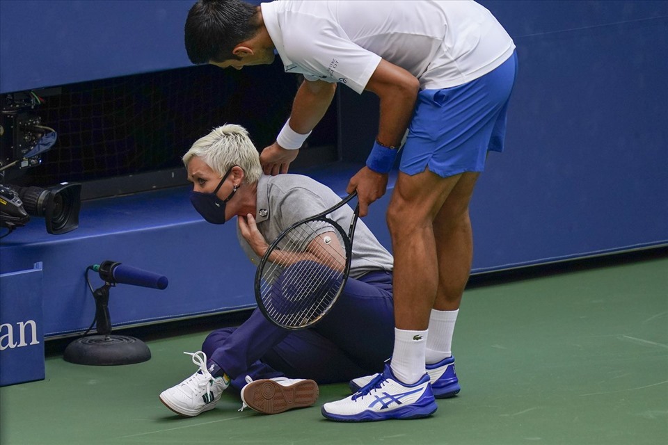 Trọng tài dây ngã xuống sau cú vụt bóng của Nole. Ảnh: ATP.