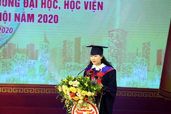 Bạn Chu Phương Thảo (Thủ khoa Đại học Văn hóa) phát biểu tại buổi lễ. Ảnh: Hanoi.gov