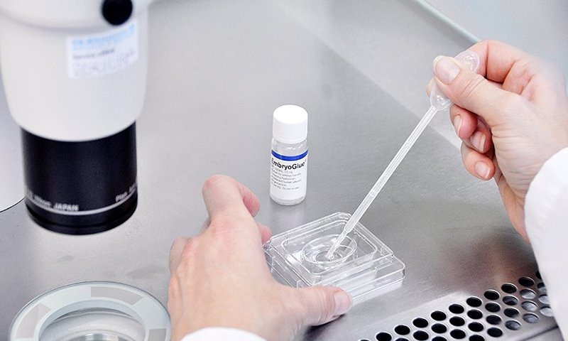 Keo dính phôi EmbryoGlue®, “tác dụng bất ngờ” cho người hiếm muộn. Ảnh: BVCC