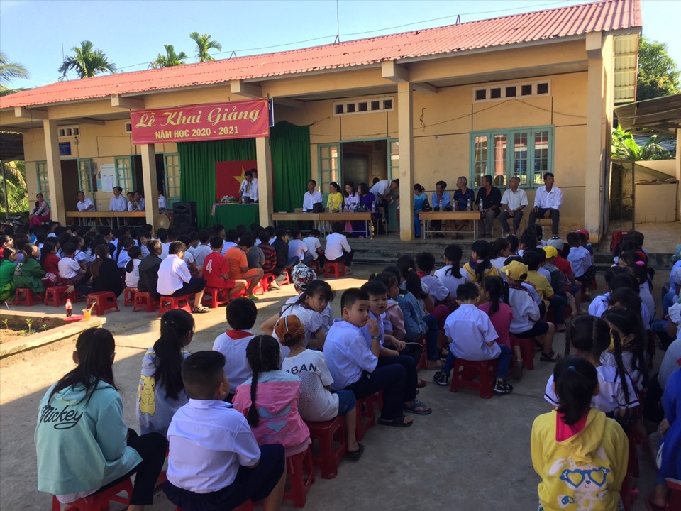 Hàng trăm học sinh Trường TH An Phú Tân B khai giảng và học nhờ Trường Mẫu giáo An Phú Tân. Ảnh: P.V.