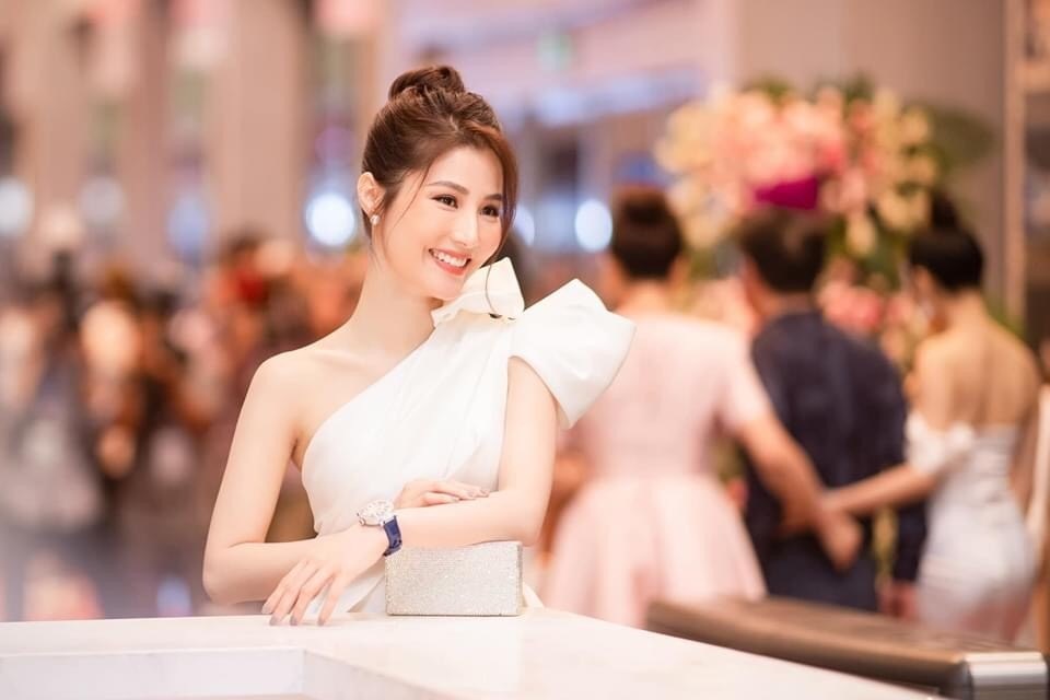 Diễm My 9x ngọt ngào trong thiết kế tông trắng. Ảnh: NSCC Diễm My 9x ngọt ngào trong thiết kế tông trắng. Ảnh: NSCC