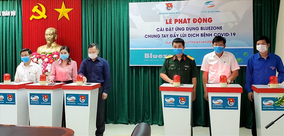 Lãnh đạo tỉnh Quảng Bình cùng lãnh đạo Viettel, Tỉnh đoàn và các ban ngành nhấn nút phát động. Ảnh: Lê Phi Long