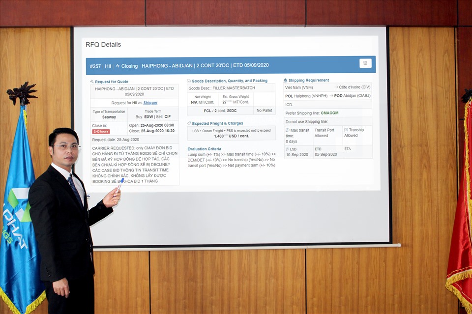 Ông Nguyễn Đức Long - Tổng Giám đốc An Tín Logistics giới thiệu vè nền tảng APH Freight Market. Ảnh: Minh An.