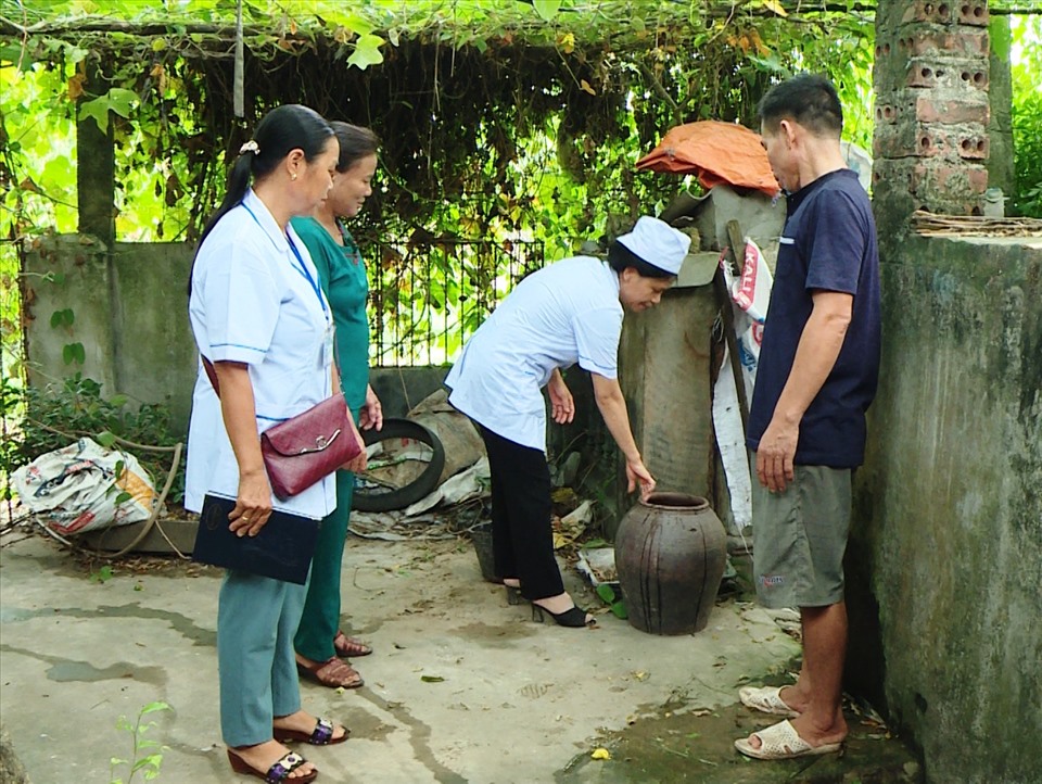 Tuyên truyền và hướng dẫn người dân cách phòng chống dịch sốt xuất huyết. Ảnh: NT