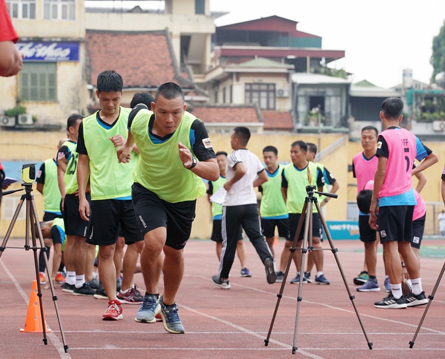 Các bài kiểm tra thể lực dành cho các trọng tài VFF được thực hiện theo đúng qui định của FIFA. Ảnh: VFF