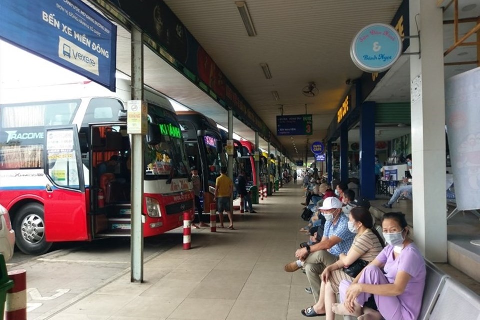 Hành khách chờ lên xe ở bến xe Miền Đông. Ảnh: Minh Quân Hành khách chờ lên xe ở bến xe Miền Đông. Ảnh: Minh Quân