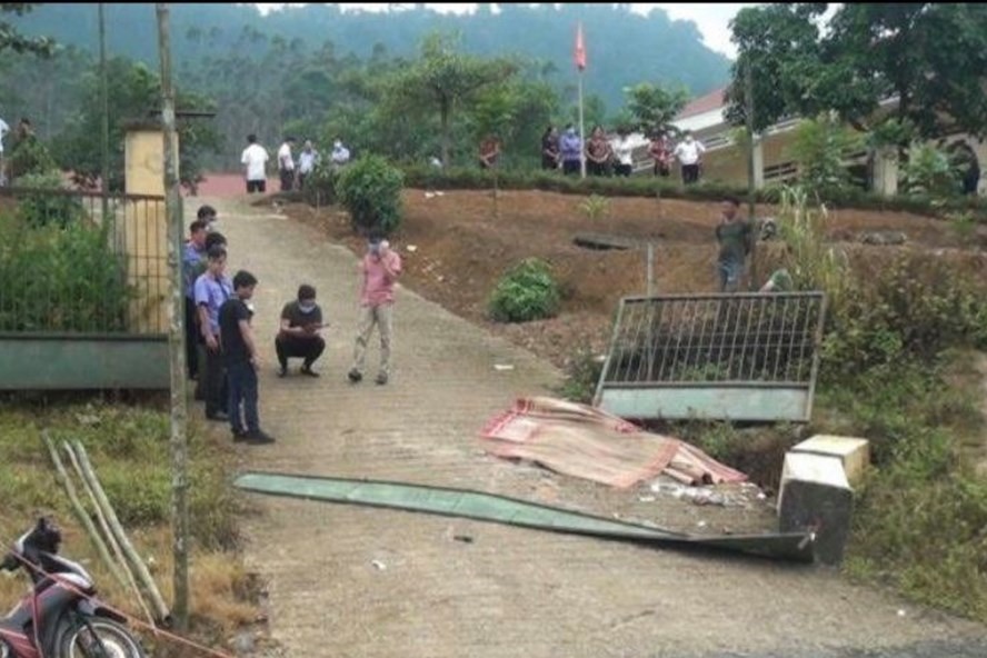 Vụ sập cổng trường ở Lào Cai khiến 3 học sinh tử vong, 3 em bị thương. Ảnh: T Trung