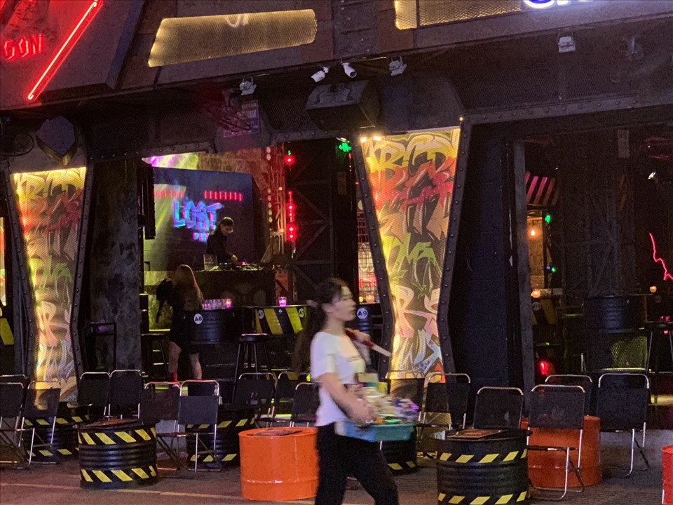 Các quán bar vắng khách, nhiều quán đang bắt đầu dọn dẹp bàn ghế đón khách. Một số nhà hàng, quán ăn vẫn còn đóng cửa.
