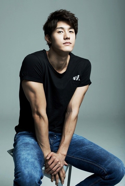 Lee Ki Woo có vẻ đẹp nam tính, là biểu tượng phái mạnh tại Hàn Quốc. Ảnh nguồn: Mnet.