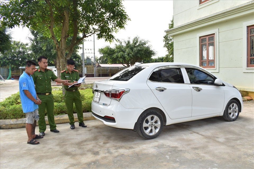 Đối tượng Phạm Văn Vương bị bắt giữ cùng tang vật. Ảnh: NT