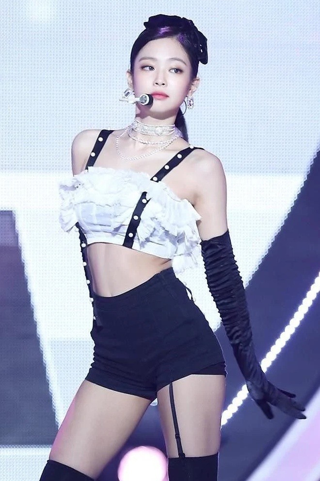 Bí quyết để có được vòng eo thon của Jennie là ăn uống và tập luyện. (Ảnh: Mnet).