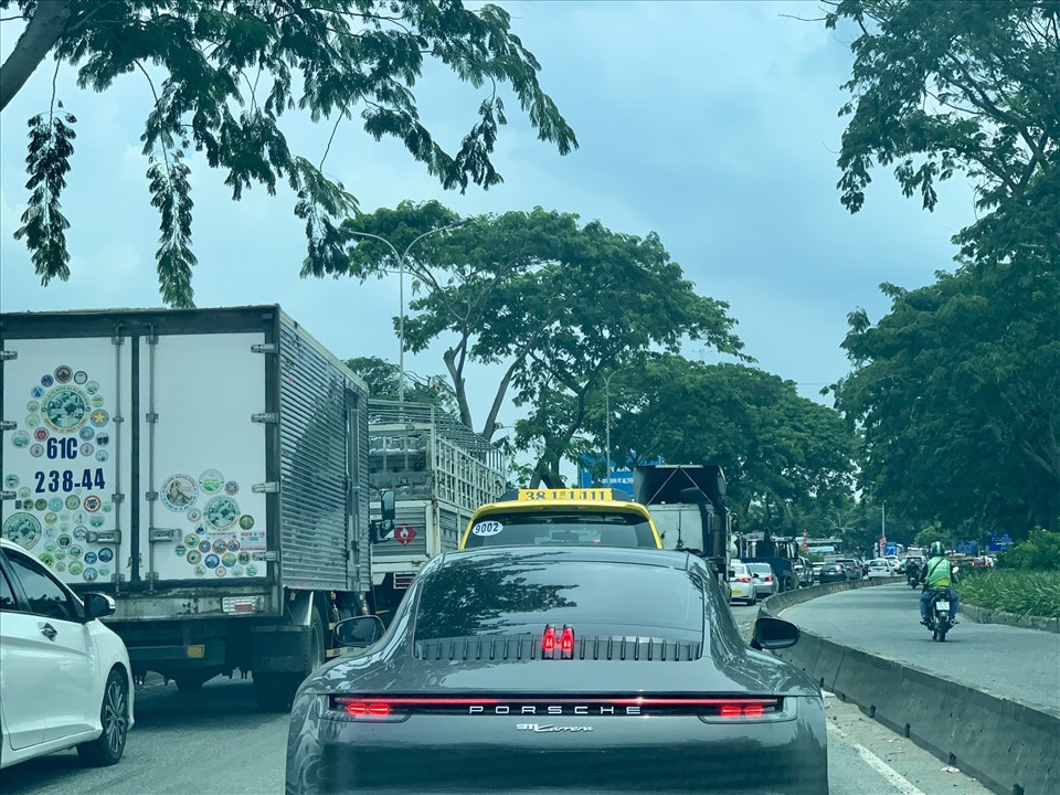 Xe ôtô xếp hàng dài trên đường Nguyễn Văn Linh hướng đi qua cầu Tân Thuận 2 sáng 8.9. Ảnh: Khánh Linh.