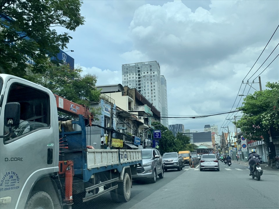 Đường Nguyễn Tất Thành hướng đi về Quận 7 xe xếp hàng dài đến tận cổng trường Đại học Nguyễn Tất Thành. Ảnh: Khánh Linh.