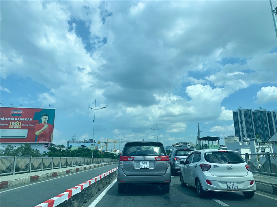 Phân làn mới và phương tiện tham gia giao thông trên cầu Tân Thuận 2 lúc 14h chiều 7.9. Ảnh: Khánh Linh.