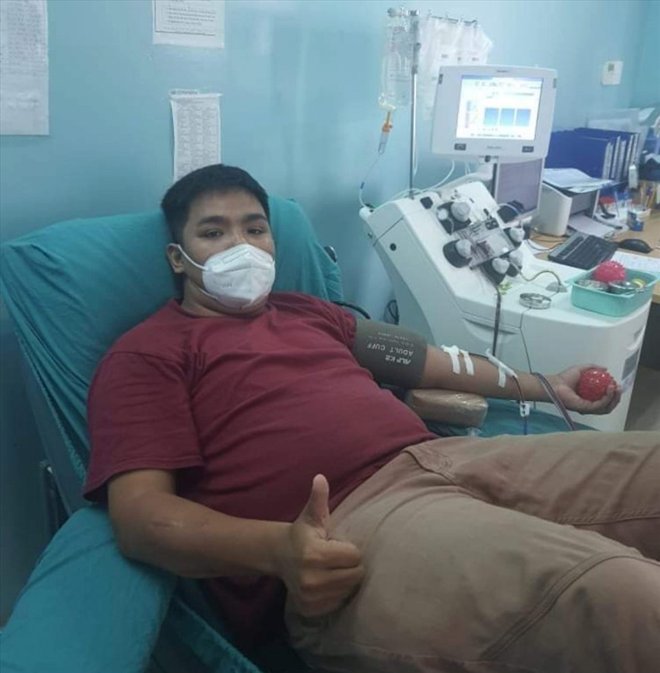 Thành viên các nhóm thiện nguyện hiến tiểu cầu máy tại Bệnh viện Ung bướu Đà Nẵng trong thời gian COVID-19 tái bùng phát. Ảnh: V.Thơm