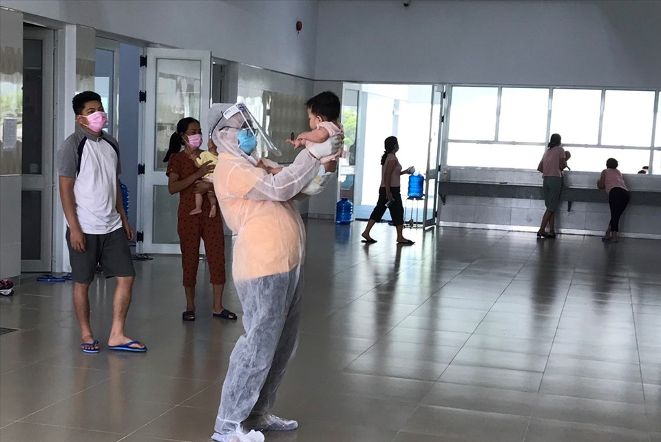 53 trẻ từ Hàn Quốc về cách ly y tế đang được chăm sóc đặc biệt. Ảnh: Dương Bình