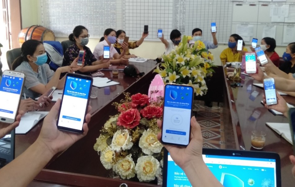 Công đoàn cơ sở Trường THCS Chiềng Ly hưởng ứng Tuần lễ ra quân cài đặt Bluezone. Ảnh: Đỗ Tín