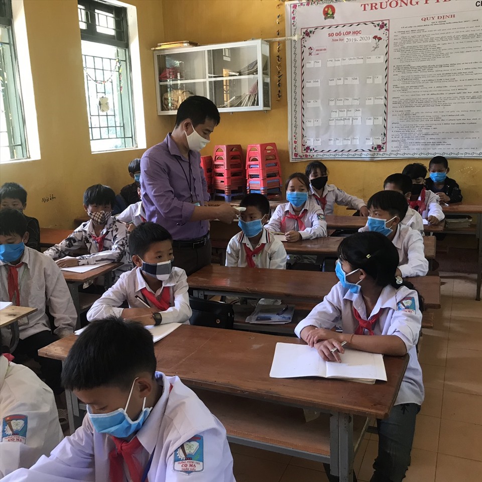 Trường PTDTBT-THCS Co Mạ đo thân nhiệt cho học sinh