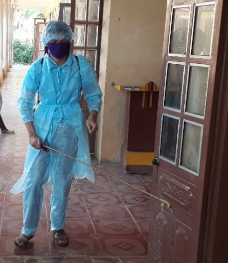 Trường THCS Mường É phun thuốc khử trùng chuẩn bị cho khai giảng năm học mới. Ảnh: Đỗ Tín