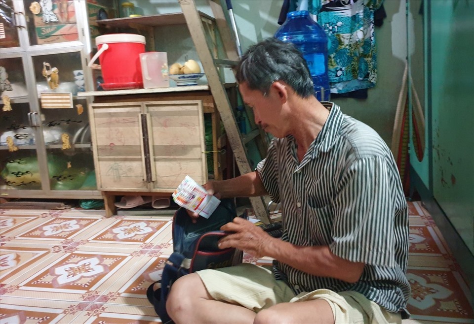 Ông Hiệp được người dân hảo tâm gom góp tặng tiền để có vốn lấy vé số tiếp tục mưu sinh. Ảnh: Thanh Hải