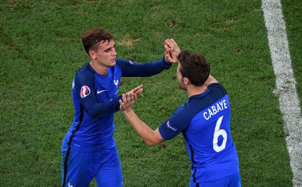 Yohan Cabaye vào sân thay Antoine Griezmann ở trận bán kết EURO 2016 giữa Pháp và Đức. Ảnh: Zimbio.