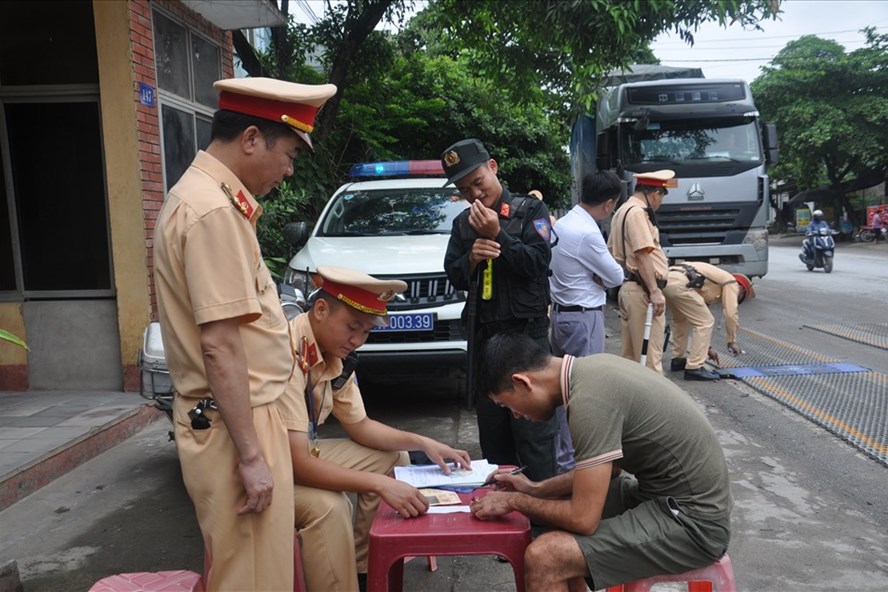 CSGT Công an Hà Nội xử lý vi phạm giao thông trên đường Trường Chinh, Hà Nội. Ảnh: Hải Nguyễn