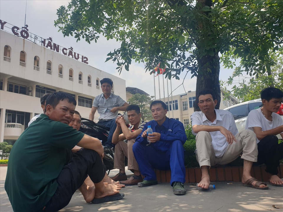 10 công nhân xây cầu đã nghỉ việc ở Công ty cổ phần Cầu 12 đến trụ sở công ty đòi thanh toán tiền lương và BHXH ngày 16.5. Ảnh: Trần Tuấn.