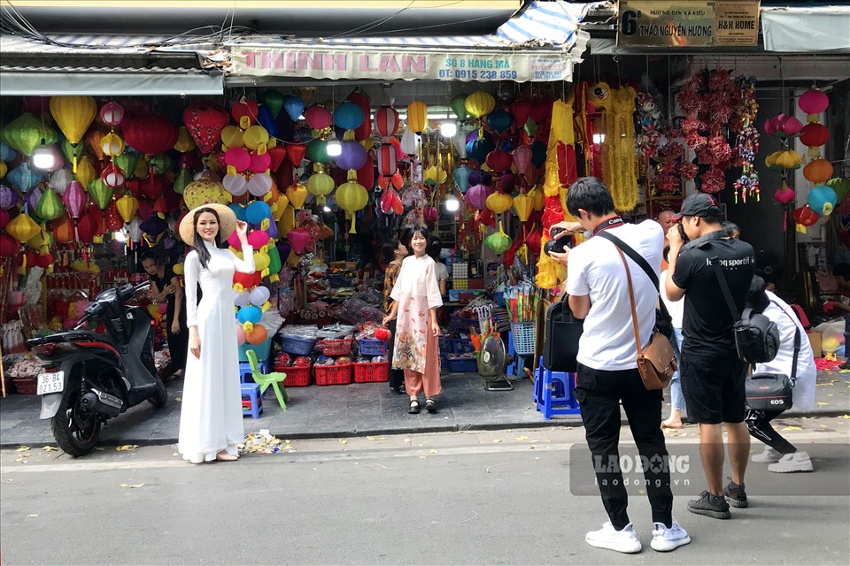 Giữa phố phường rực rỡ sắc màu, không khó để bắt gặp hình ảnh các thiếu nữ xinh đẹp, tranh thủ tạo dáng, ghi lại những hình ảnh đẹp của mình trong thời gian này.