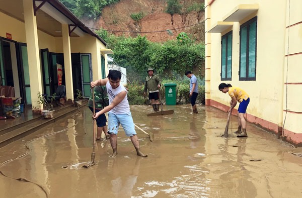 Lũ lớn gây ngập toàn bộ khuôn viên Trường THCS xã Điện Quan.