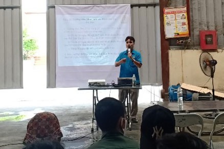 Đồng chí Lê Hùng Mạnh - Ủy viên Ban Thường vụ, Trưởng ban Tuyên giáo Nữ công Liên đoàn Lao động tỉnh Hà Giang - truyền đạt các nội dung tới công nhân lao động. Ảnh: Minh Biên