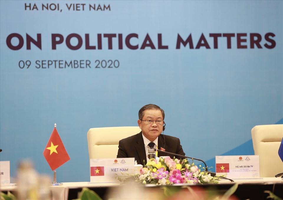 Phó Chủ tịch Quốc hội Đỗ Bá Tỵ phát biểu tại phiên họp.